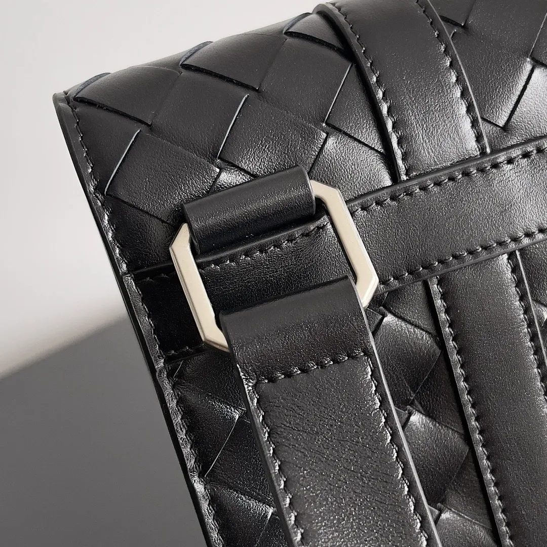 Batch 1960 BOTTEGA VENETA 2025 new product PICCOLO PORTFOLIO men's briefcase is officially shipped. BV's briefcases have always continued the simple and elegant design, and this time is no exception. The difference is that the overall shape of this briefcase is free and youthful, which reduces a lot of seriousness and creates a relaxed atmosphere. The small size can also be worn cross-body, which is very convenient for elites who do not need to carry many items when going out. The open-top design is more simple. It comes with two open small compartments and a large zippered compartment. It can be stored in an orderly manner anytime and anywhere, and the items carried in the bag can be clearly seen at a glance. Style number: 815785 Size: 30*21*6.5cm